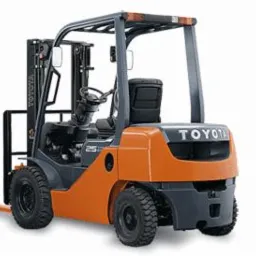 Nowy, pomarańczowo-szary wózek widłowy Toyota z oznaczeniem 25, stojący na białym tle, widok z przodu.