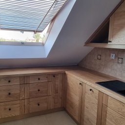 Kuchnia z dębowymi frontami i dębowym blatem