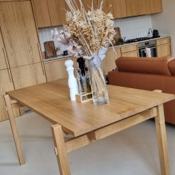 Dębowy stół do jadalni w stylu orientalnym.