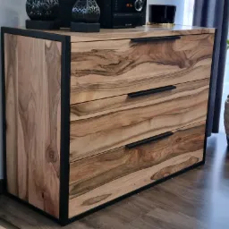 Nowoczesna komoda z drewna orzechowego