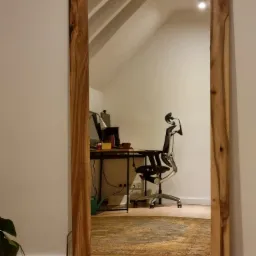 Lustro w ramie z drewna orzechowego