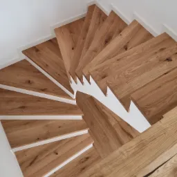 Stopnie dębowe kładzione na beton.