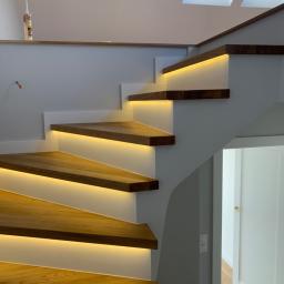 Dębowe schody z podświetleniem LED