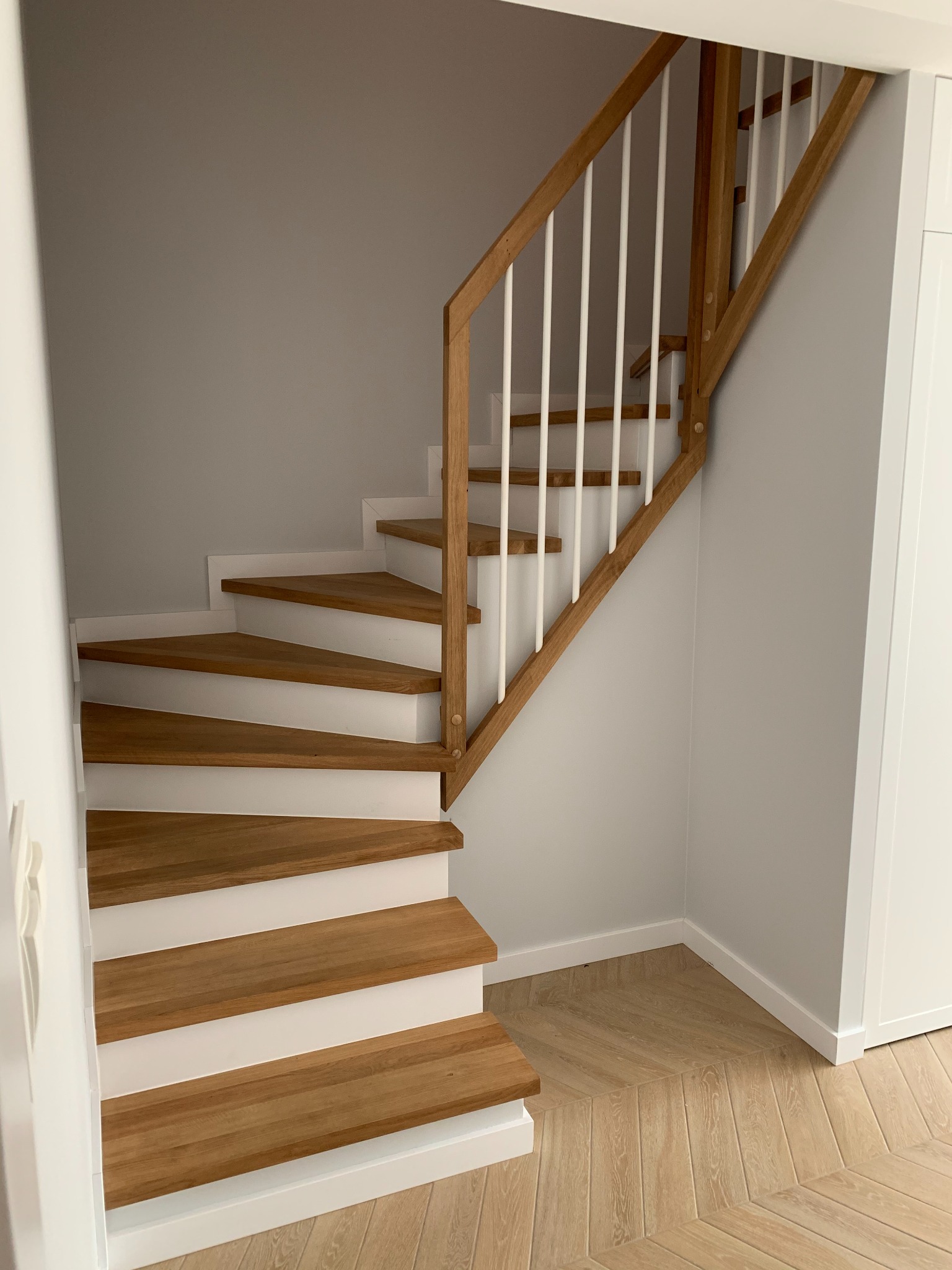 Schody dębowe z poręczą. Podświetlenie LED