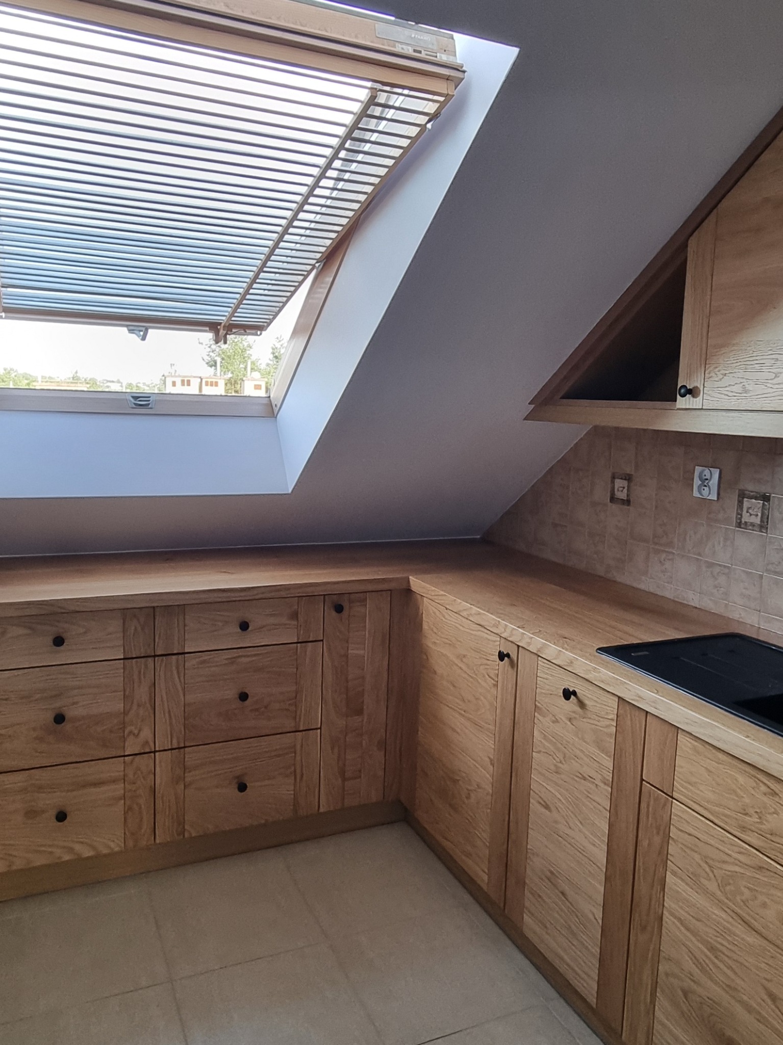 Kuchnia z dębowymi frontami i dębowym blatem