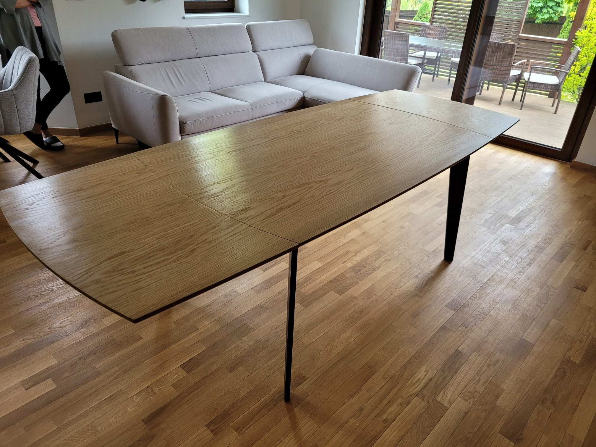 Dębowy, nowoczesny, rozkładany stół.
