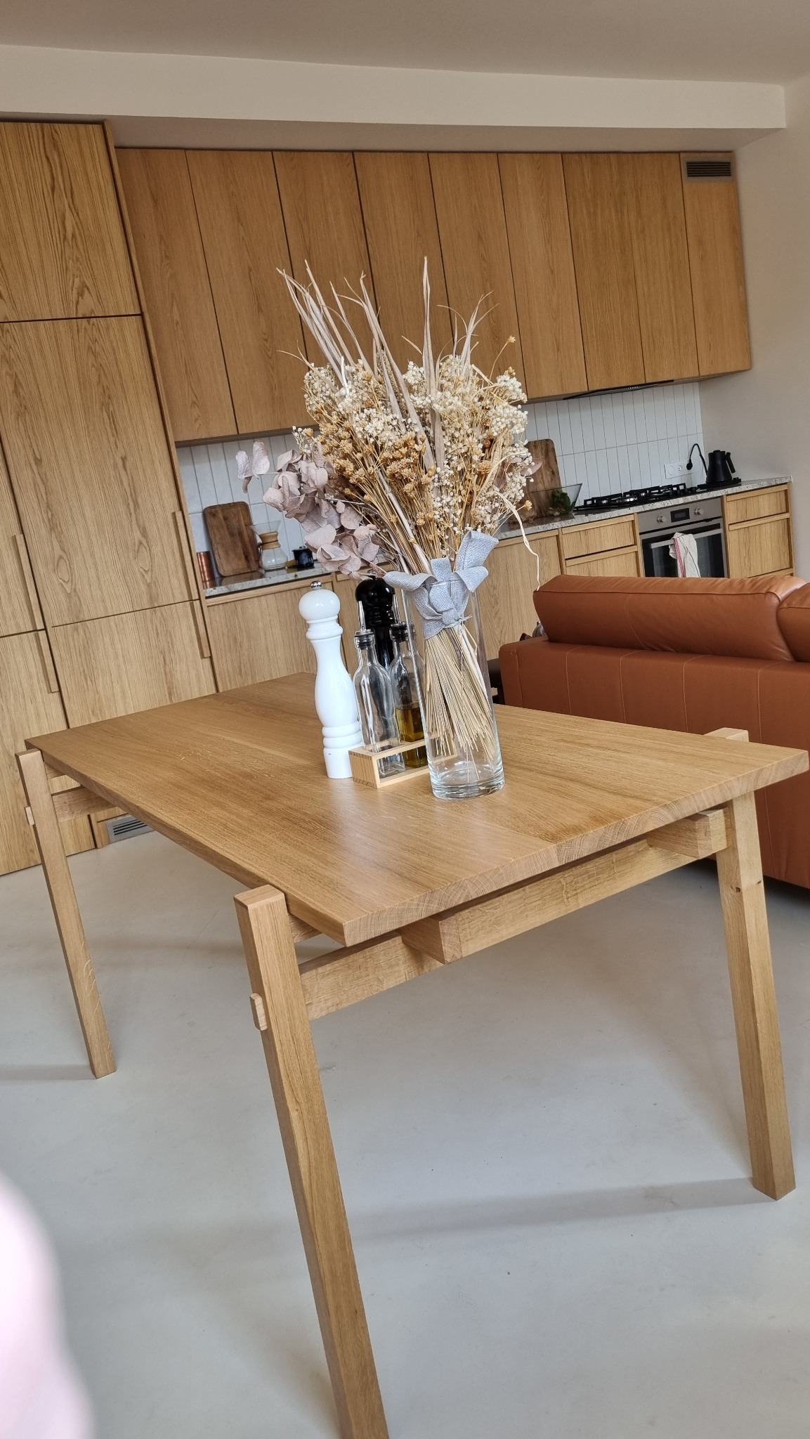 Dębowy stół do jadalni w stylu orientalnym.