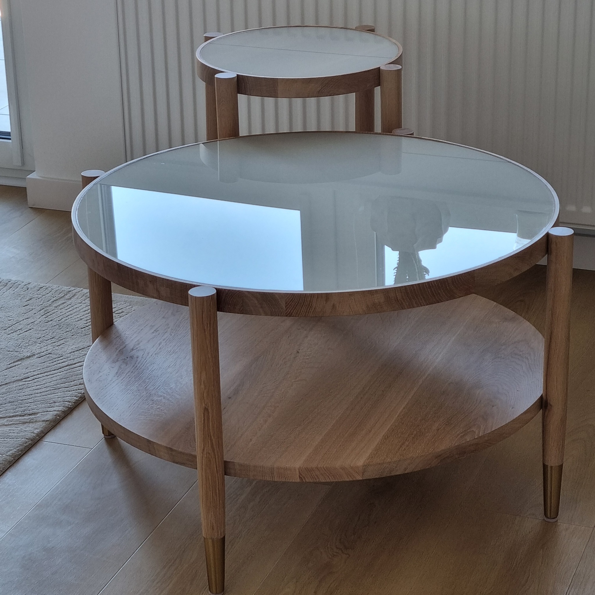 Zestaw dębowych stolików że szkłem.