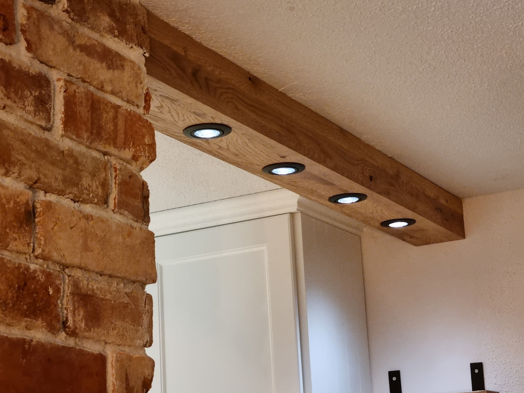 Dębowa lampa e stylu rustykalnym