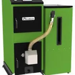 Zielony piec z podajnikiem, widoczny z boku, z podłączonym elastycznym przewodem. Na czarnym panelu logo producenta 'Kamen'.