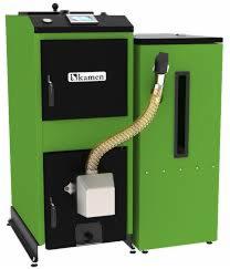 Zielony piec z podajnikiem, widoczny z boku, z podłączonym elastycznym przewodem. Na czarnym panelu logo producenta 'Kamen'.