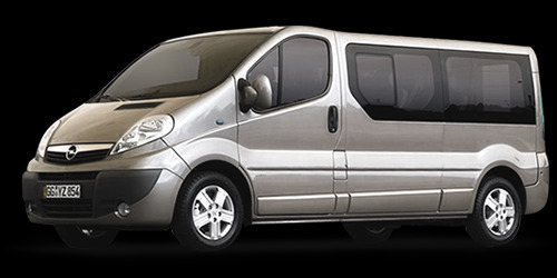 Srebrny Opel Vivaro z przyciemnionymi szybami bocznymi, widok z boku na czarnym tle.