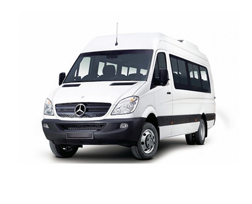 Biały bus Mercedes-Benz Sprinter z wysokim dachem, widok z przodu i boku na białym tle.