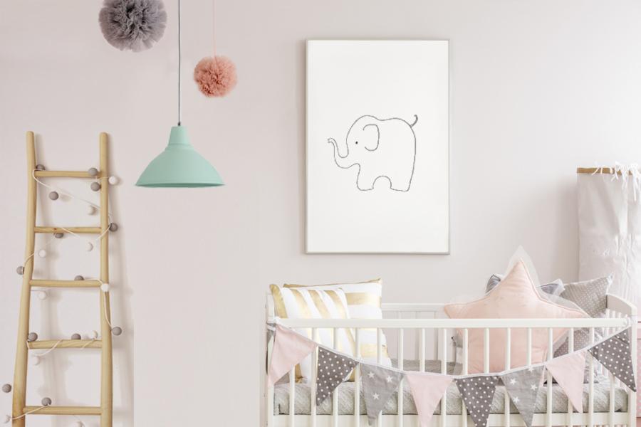 Pokój dziecięcy z białym łóżeczkiem, girlandą z trójkątów w odcieniach szarości i różu, plakatem z rysunkiem słonia, drewnianą drabinką z lampkami, pastelową lampą i dekoracyjnymi pomponami.