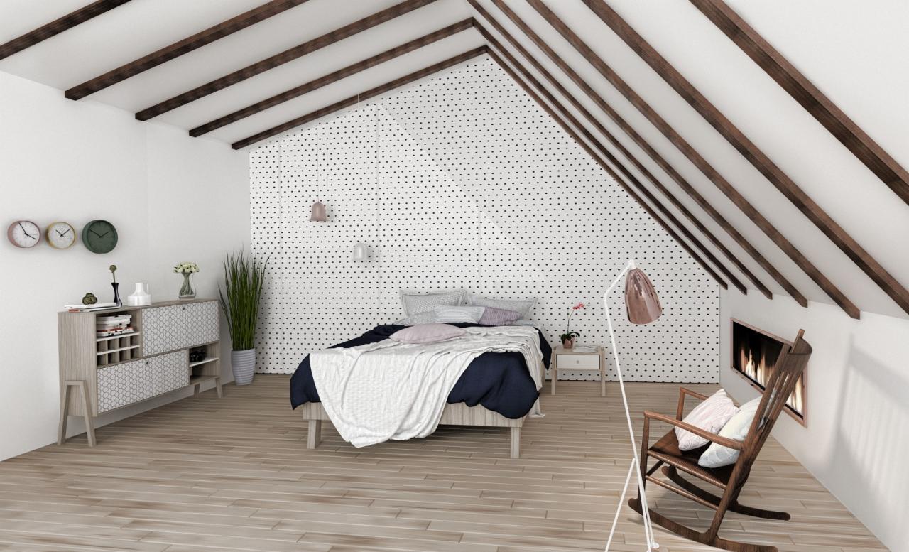 Pokój na poddaszu ze skośnym sufitem, drewnianymi belkami, wzorzystą tapetą w kropki, komodą z zegarami, łóżkiem i fotelem bujanym z kominkiem.