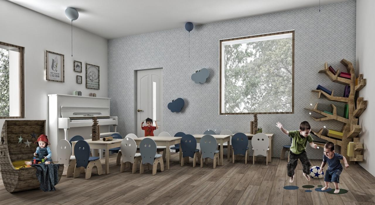 Jasny pokój zabaw z drewnianą podłogą, wyposażony w białe biurko, pianino, regał w kształcie drzewa, stoliki z krzesłami dla dzieci oraz skrzynię na zabawki; dzieci bawią się w tle.
