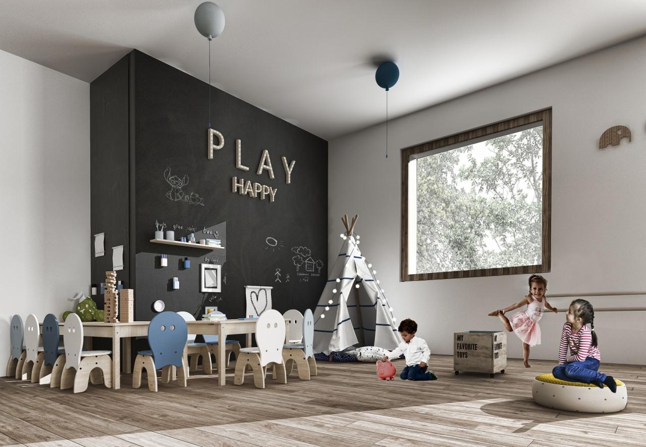 Pokój zabaw dla dzieci z drewnianą podłogą, czarną ścianą z napisem 'PLAY HAPPY', stołem z krzesłami, tipi i oknem z widokiem na drzewa; dwoje dzieci bawi się w pobliżu okna, a jedno siedzi przy...