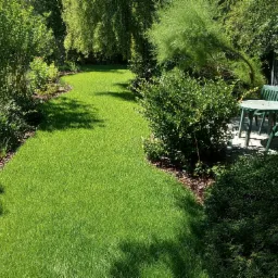 Założenie trawnika i systemu nawadniania, założenie ogrodu i miejsca wypoczynku z płyt kamiennych.