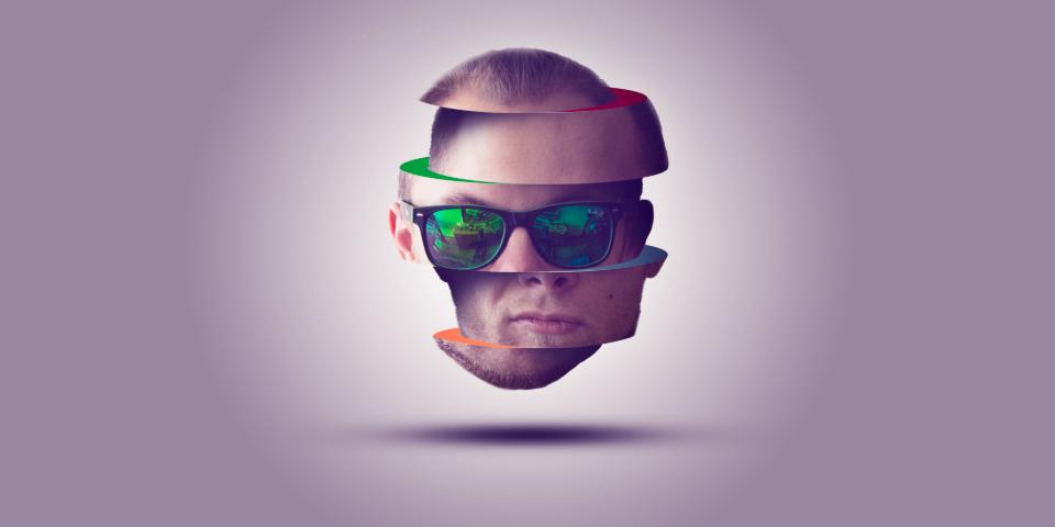 Rozczłonkowana głowa mężczyzny w okularach przeciwsłonecznych, z kolorowymi obwódkami, unosząca się na fioletowym tle.