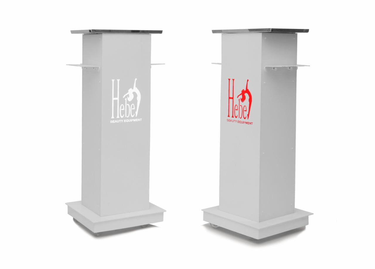 Dwa białe, minimalistyczne postumenty z logo Hebe Beauty Equipment, jeden z logo w kolorze białym, drugi w kolorze czerwonym, na białym tle.