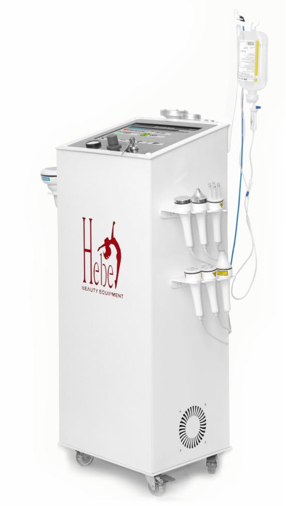 Białe urządzenie kosmetyczne z logo Hebe Beauty Equipment, wyposażone w różnorodne głowice zabiegowe i kroplówkę, na białym tle.