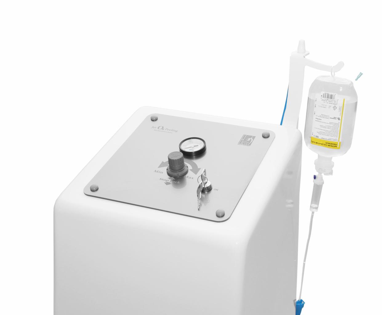 Urządzenie do zabiegów kosmetycznych Jet O2 Peeling z zawieszoną kroplówką, widoczne pokrętło regulacji i manometr.