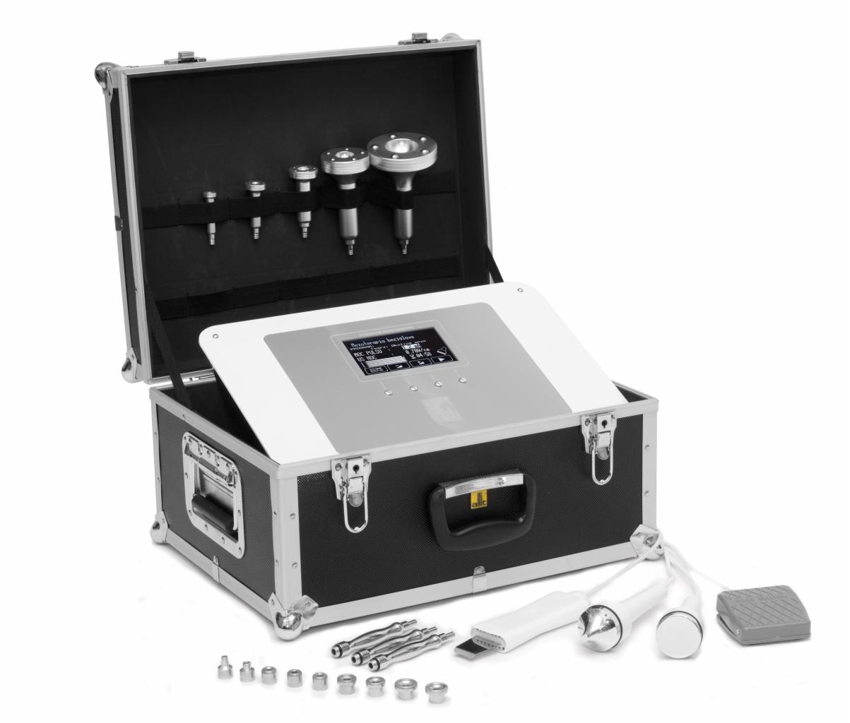 Zestaw do mikrodermabrazji w czarnym, otwartym kufrze z aluminiowymi okuciami; widoczne wymienne głowice i wyświetlacz urządzenia.