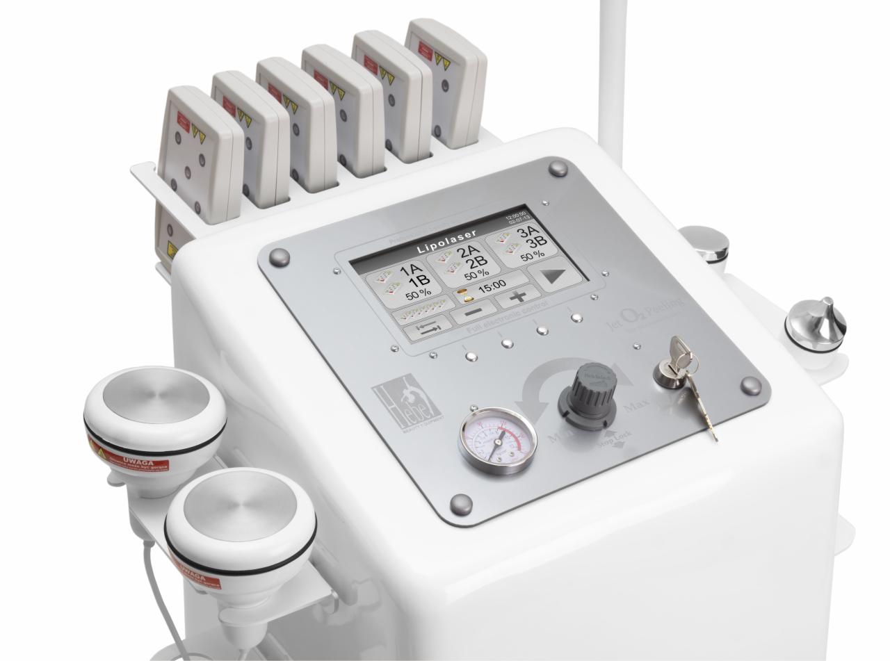 Białe urządzenie do lipolasera z ekranem dotykowym wyświetlającym ustawienia, głowicami zabiegowymi i kluczykiem w stacyjce.