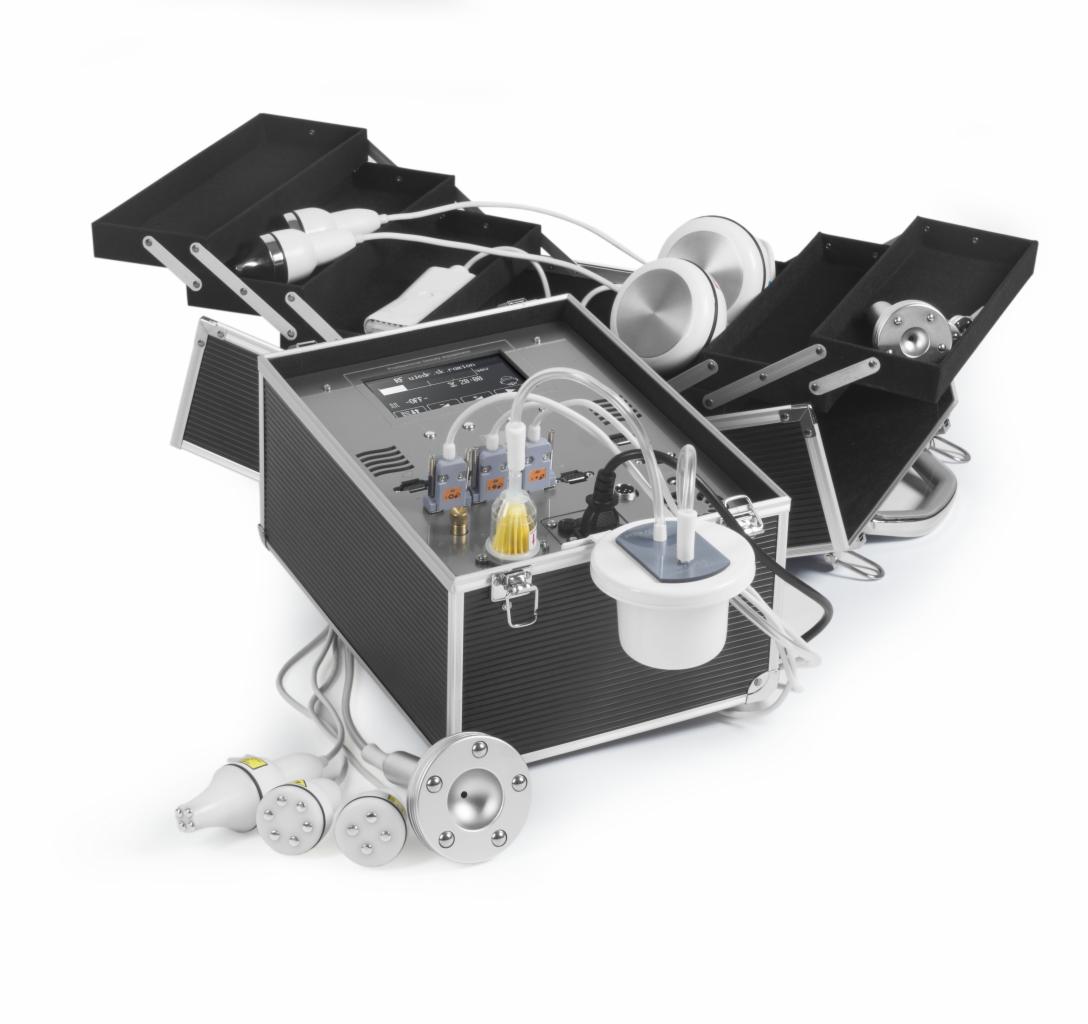 Przenośny zestaw do zabiegów kosmetycznych w czarnej walizce z otwartymi przegródkami, widoczne różne głowice i pojemniki na preparaty, wyświetlacz z ustawieniami.