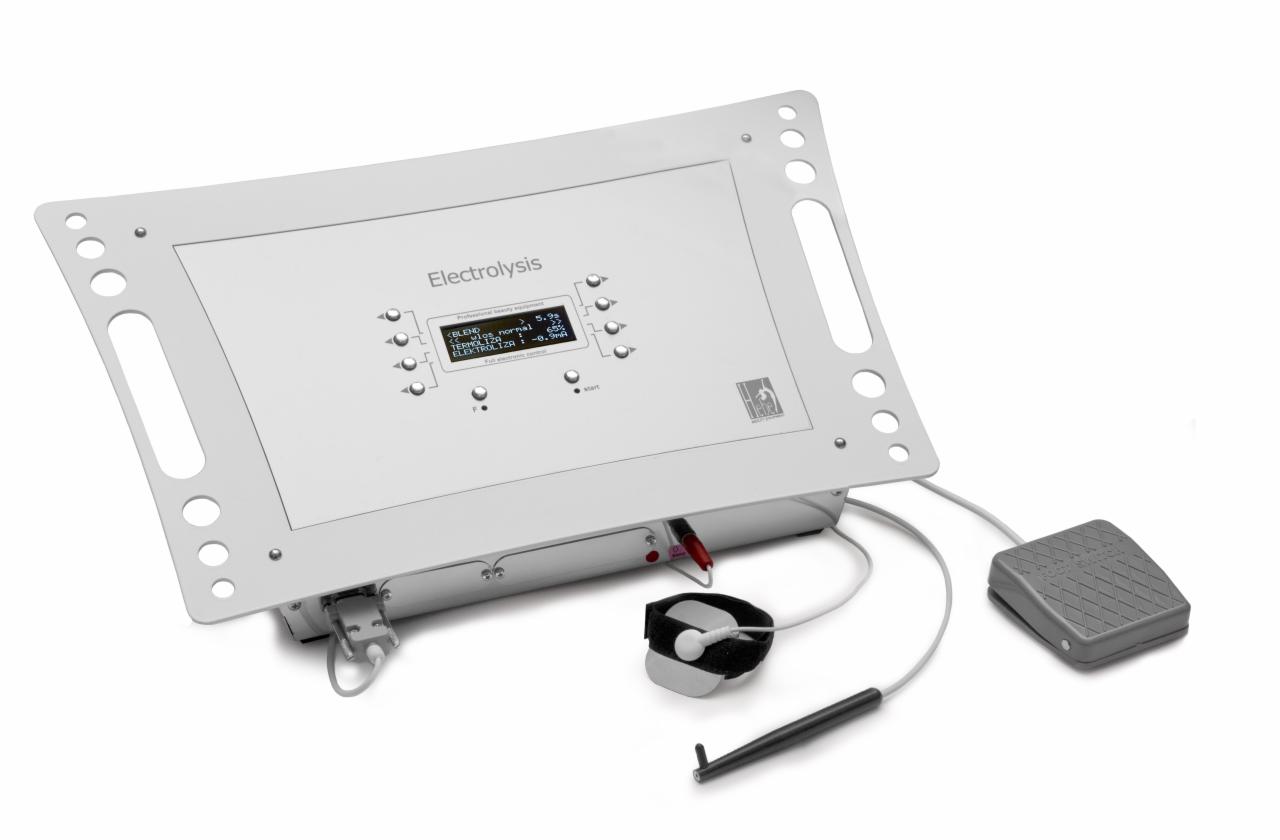 Urządzenie do elektrolizy z wyświetlaczem, elektrodą, opaską i pedałem nożnym, ustawione na białym tle.