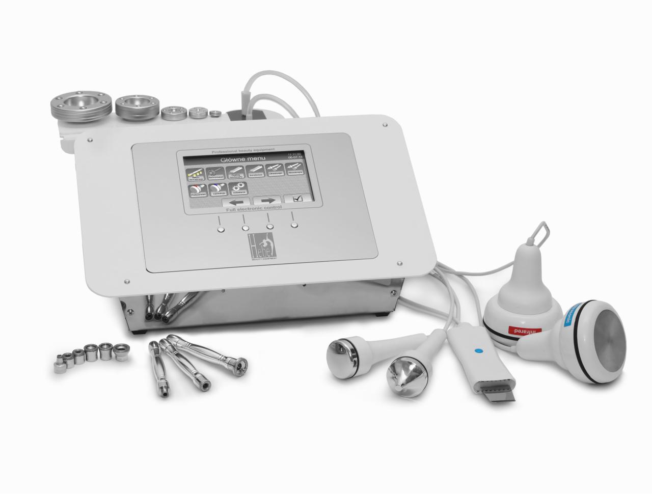 Profesjonalne urządzenie kosmetyczne z ekranem dotykowym i zestawem wymiennych głowic do zabiegów na białym tle.