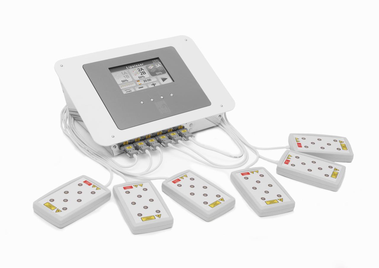 Urządzenie do lipolaseru z panelem sterowania i sześcioma aplikatorami na białym tle.