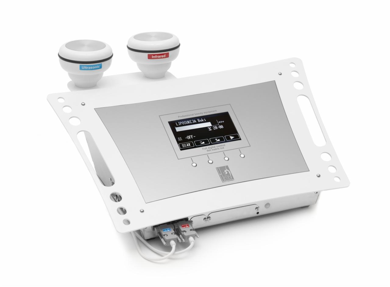 Profesjonalne urządzenie kosmetyczne do liposukcji z głowicami ultradźwiękową i infrared, z cyfrowym panelem sterowania, ustawione na białym tle.