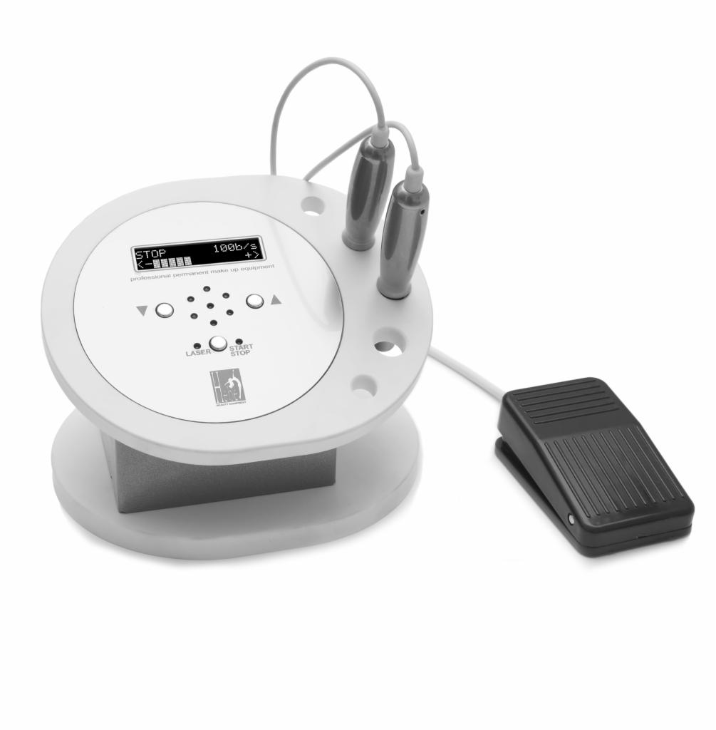 Aparat do makijażu permanentnego z dwoma aplikatorami i pedałem nożnym, wyświetlacz wskazujący parametry pracy.