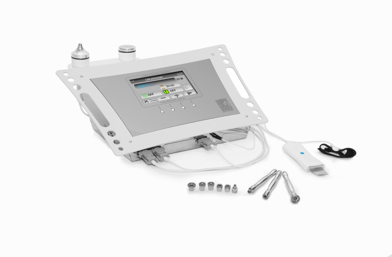 Białe urządzenie kosmetyczne z ekranem dotykowym, różnymi końcówkami i przewodami na białym tle.