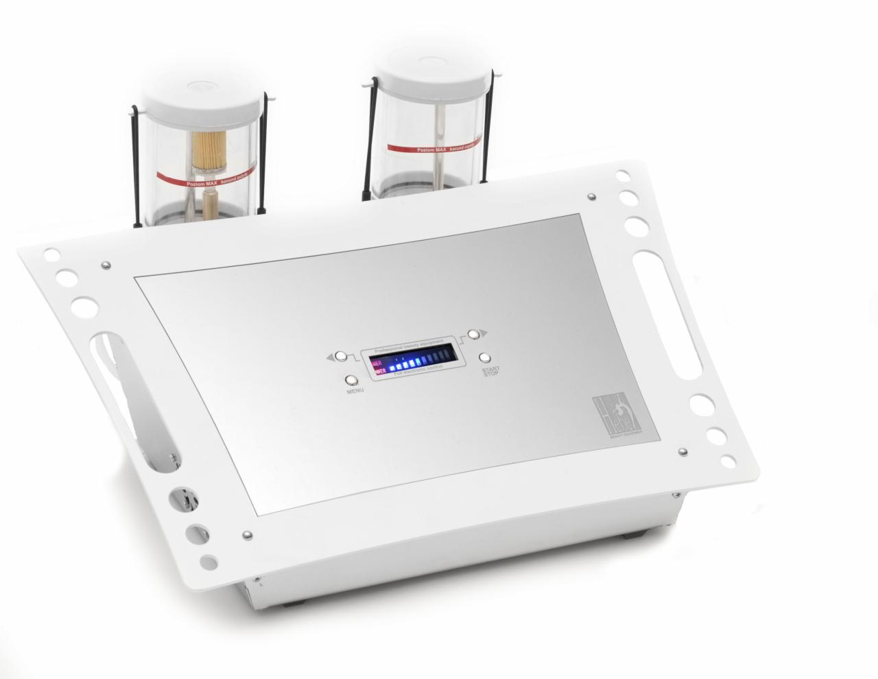 Białe urządzenie kosmetyczne z dwoma pojemnikami na płyn, wyświetlaczem i logo producenta, prezentowane na białym tle.