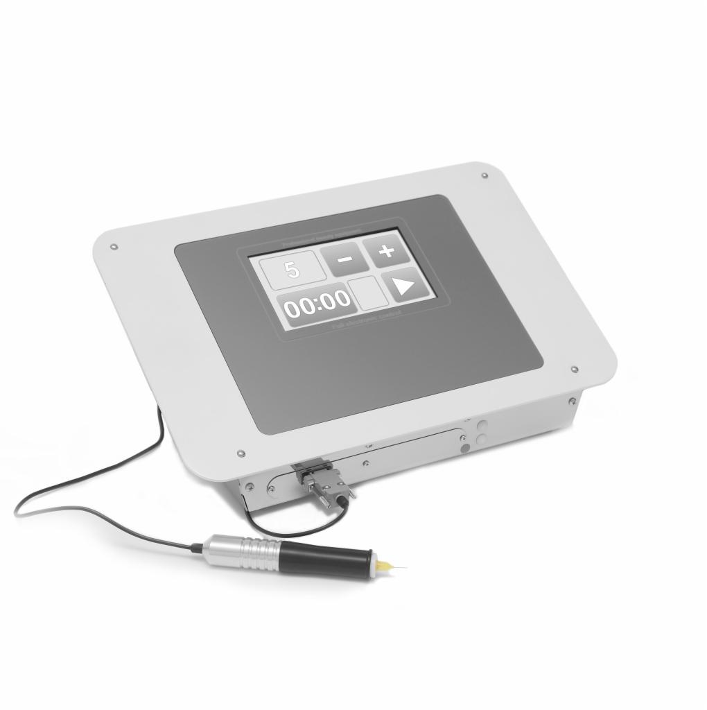 Aparat do elektrokoagulacji z wyświetlaczem i elektrodą igłową na białym tle.