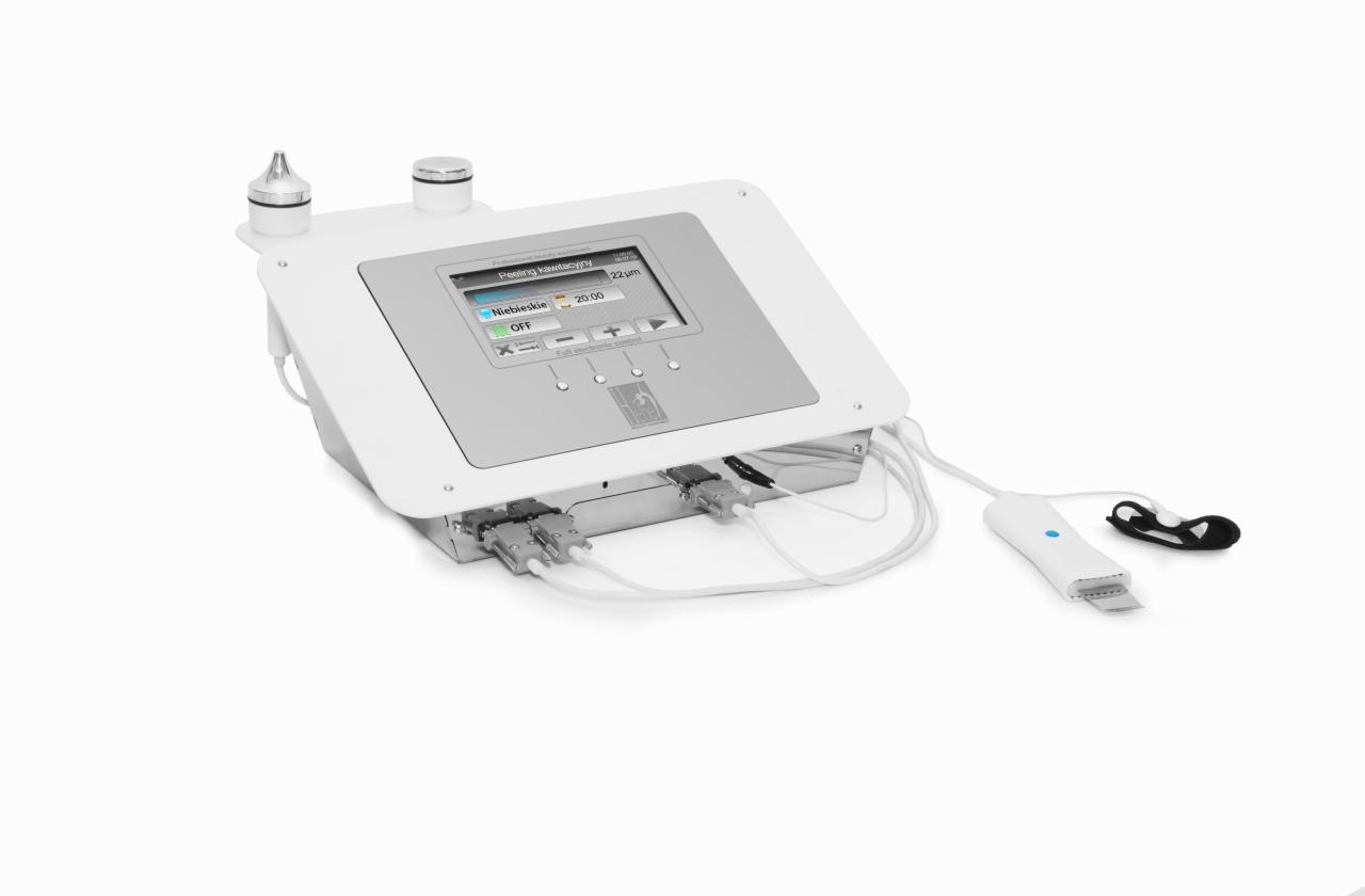 Profesjonalne urządzenie do zabiegów kosmetycznych z wyświetlaczem dotykowym, białą obudową i podłączonymi przewodami oraz końcówką zabiegową.