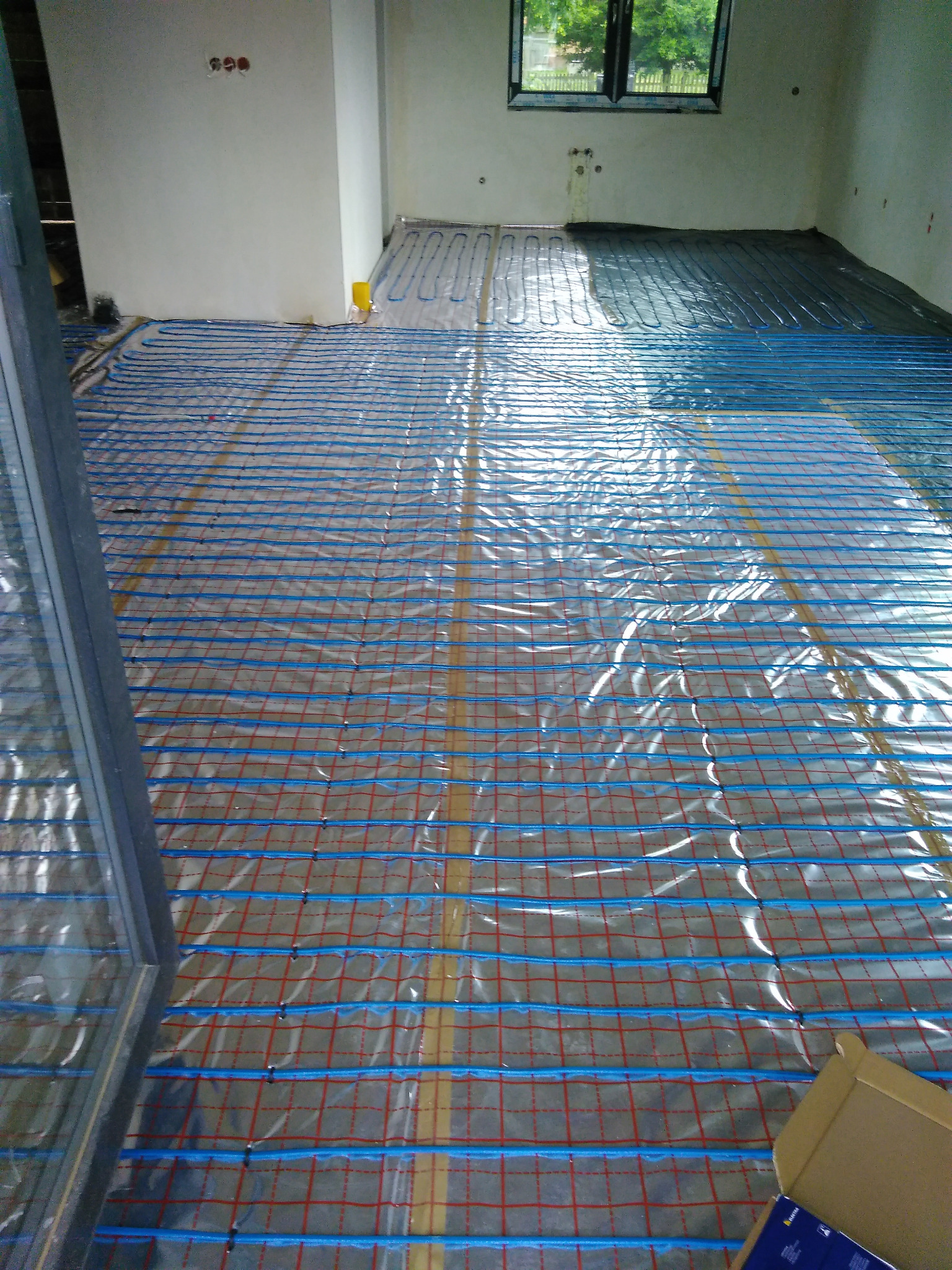 Zajmujemy się projektowaniem, montażem i sprzedażą kompletnych systemów elektrycznego ogrzewania podłogowego