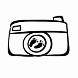 Czarno-biała grafika przedstawiająca aparat fotograficzny z odciskiem stóp dziecka w obiektywie.