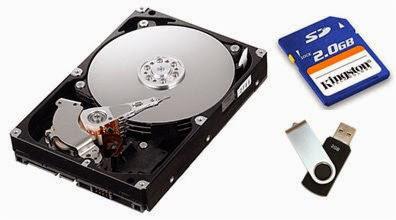 Otwarty dysk twardy z widocznymi talerzami i głowicą, karta SD Kingston 2.0GB oraz dwa pendrive'y na białym tle.