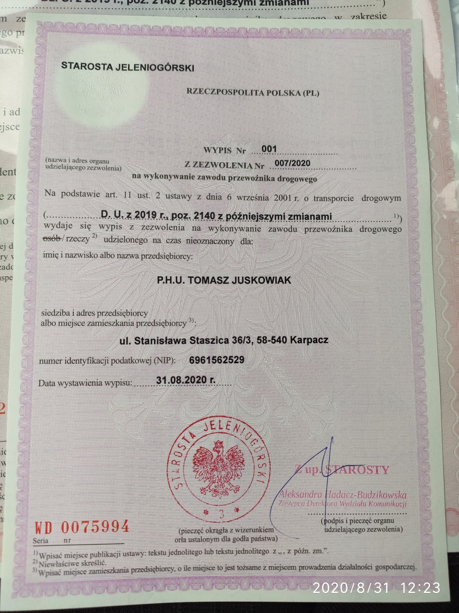 Skan wypisu z zezwolenia na wykonywanie zawodu przewoźnika drogowego, wydanego przez Starostę Jeleniogórskiego dla P.H.U. Tomasz Juskowiak z Karpacza, datowany na 31.08.2020.