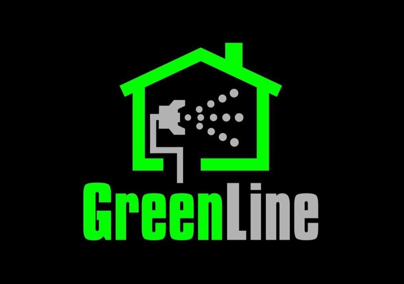 Logo firmy GreenLine: zielony obrys domu z szarą dyszą natryskową w środku, rozpylającą kropelki; nazwa firmy zielono-szara na czarnym tle.