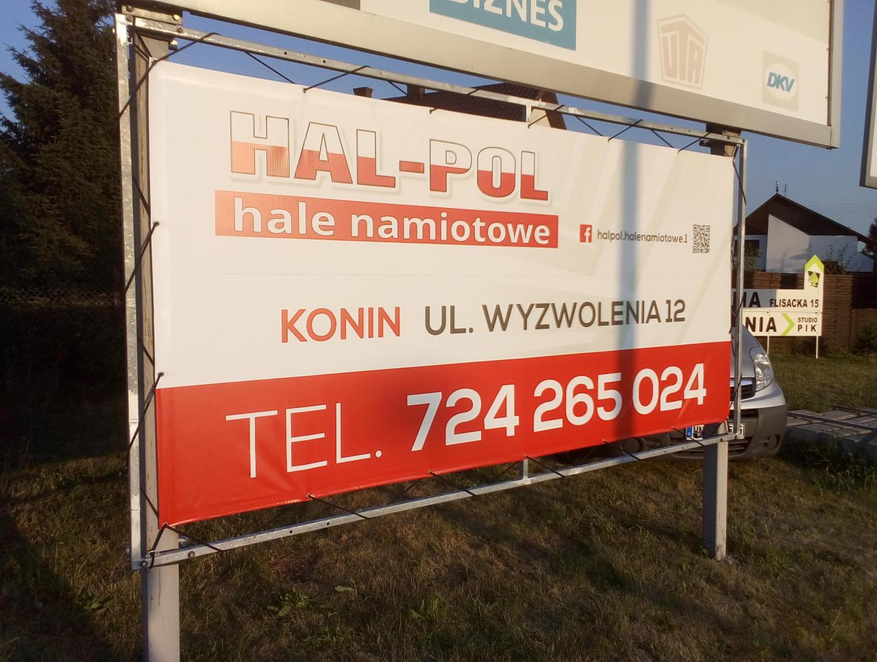Billboard reklamujący hale namiotowe 'HAL-POL' w Koninie, z numerem telefonu i adresem strony na Facebooku, umieszczony przy drodze.