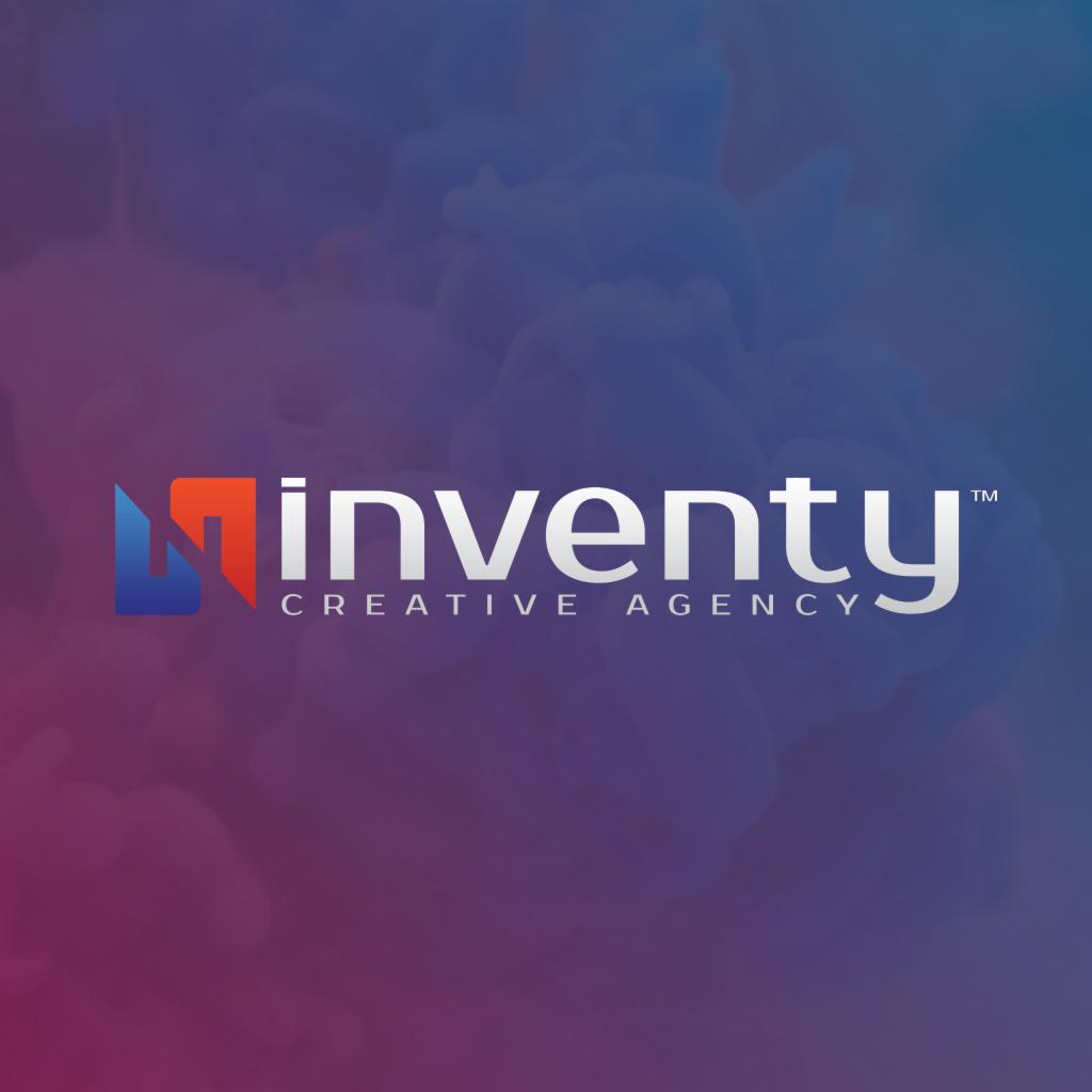 Logo firmy 'Inventy Creative Agency' na tle abstrakcyjnego dymu w odcieniach niebieskiego i różowego.