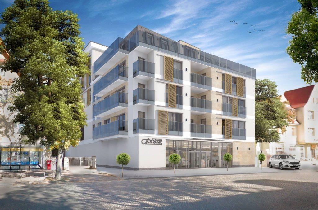 Wizualizacja nowoczesnego budynku wielorodzinnego z przeszklonymi balkonami i drewnianymi żaluzjami, widok z poziomu ulicy, z uwzględnieniem otoczenia miejskiego i błękitnego nieba z ptakami.