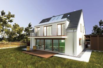 Dwukondygnacyjny dom jednorodzinny z dużymi oknami i balkonem, widoczny z perspektywy ogrodu w słoneczny dzień. Elewacja w kolorze białym, dach dwuspadowy z panelami słonecznymi. Taras z drewnianą...