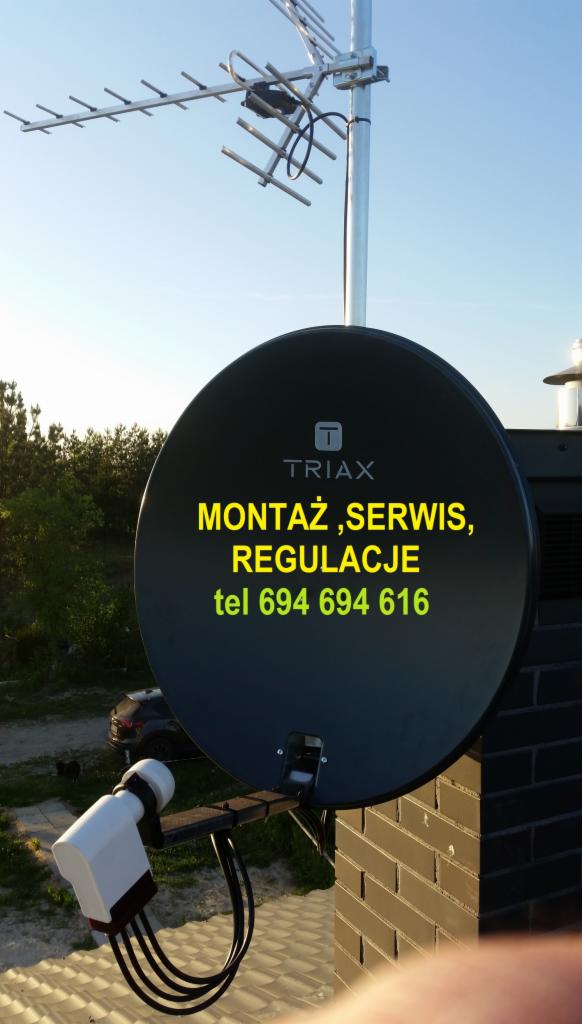 Antena satelitarna Triax z anteną Yagi-Uda na jednym maszcie, z napisem reklamowym montażu, serwisu i regulacji, zamontowana na kominie z cegły klinkierowej na tle błękitnego nieba.
