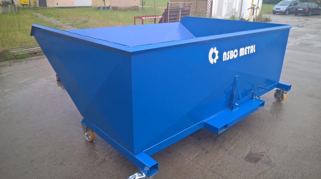 Niebieski, metalowy kontener na kółkach z logo 'ASBC METAL', stojący na betonowym placu, widok z boku.