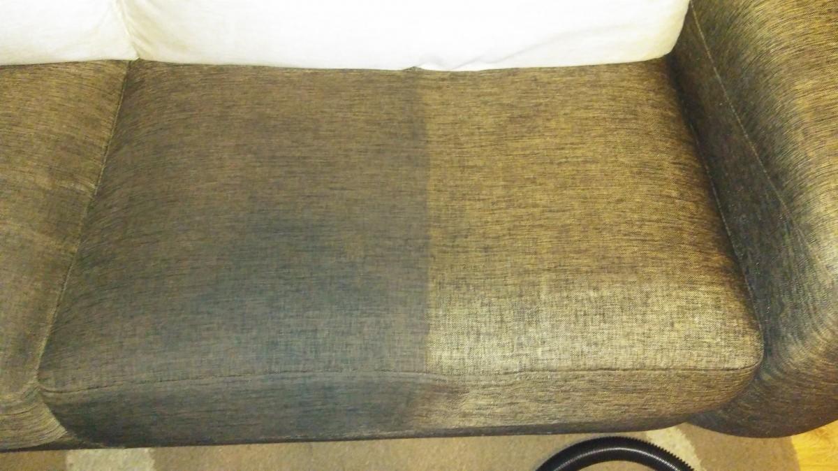 Siedzisko kanapy z widoczną różnicą po czyszczeniu: lewa strona brudna, prawa wyczyszczona, widoczna struktura materiału i biała poduszka w tle.